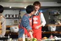 じゃれ合う鈴木伸之、片寄涼太。