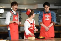 平野レミ（中央）から「卵に味がない！ これはダメだね！」と評価された赤チーム。