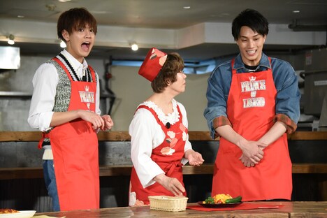 平野レミ（中央）から「卵に味がない！ これはダメだね！」と評価された赤チーム。