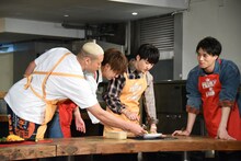 青チームのオムライスを試食する関口メンディー、片寄涼太、佐野玲於、鈴木伸之。