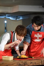 自分たちで作ったオムライスを試食する片寄涼太、鈴木伸之。