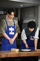 自分たちで作ったオムライスを試食する町田啓太、清原翔。