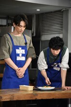 自分たちで作ったオムライスを試食する町田啓太、清原翔。