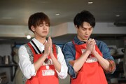 祈る片寄涼太、鈴木伸之。