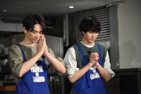 祈る町田啓太、清原翔。