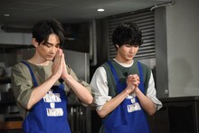 祈る町田啓太、清原翔。