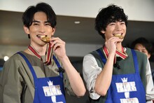 メダルをかじる町田啓太、清原翔。