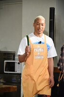 食べかけのきゅうりをもって退場する関口メンディー。