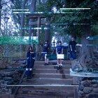 ペストマスクの人物も登場、ブクガが浜辺や工場で佇む「鯨工場」MV