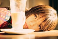 小林由依「感情の構図」より。(c)小林由依1st写真集「感情の構図」 / 株式会社KADOKAWA