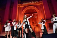 「FLY HIGH」のダンスを披露するハンドン（中央）。