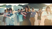 日向坂46「ときめき草」ミュージックビデオのワンシーン。