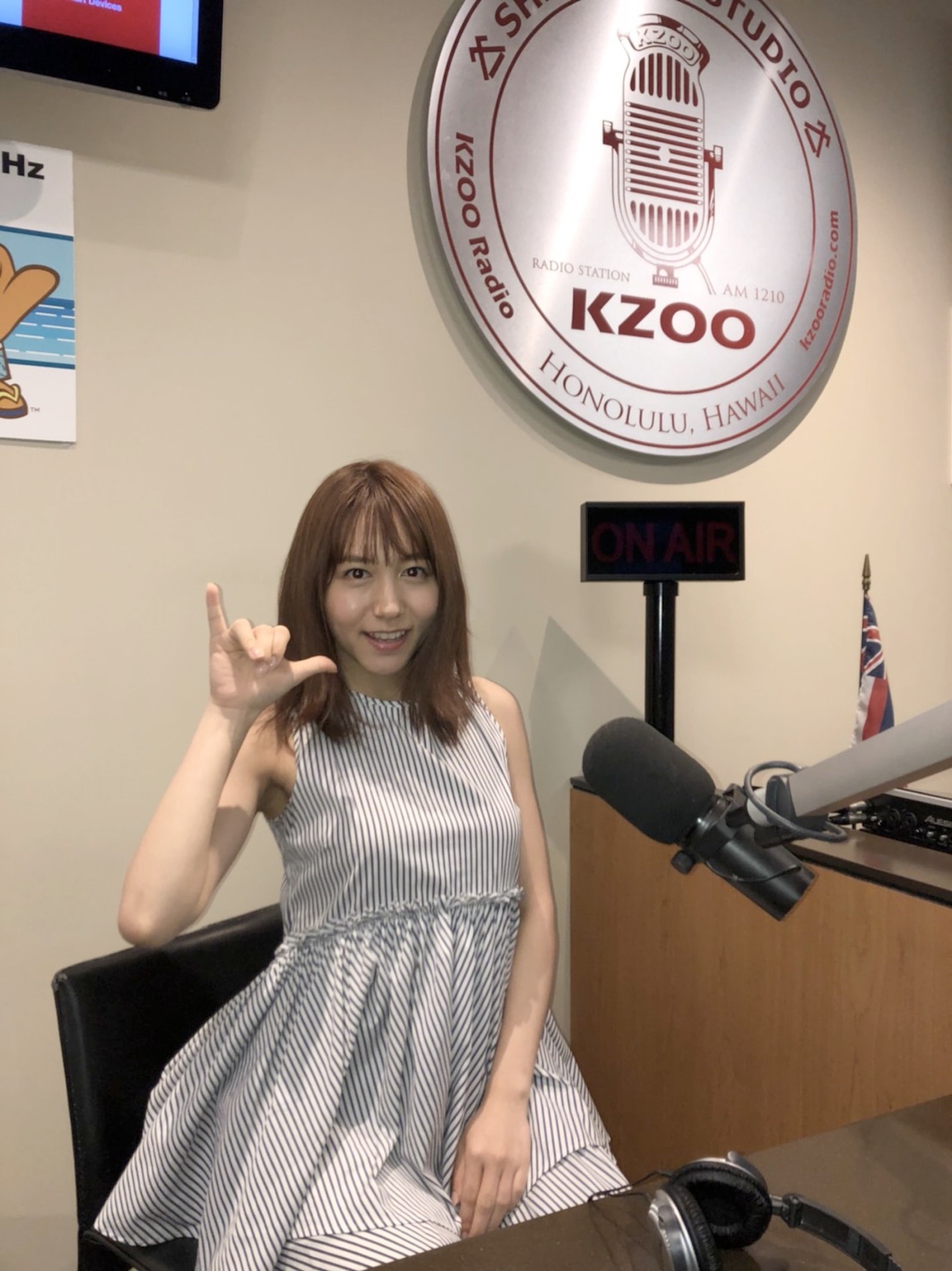 写真集で着用する衣装でラジオの生放送に臨む大場美奈（SKE48）。