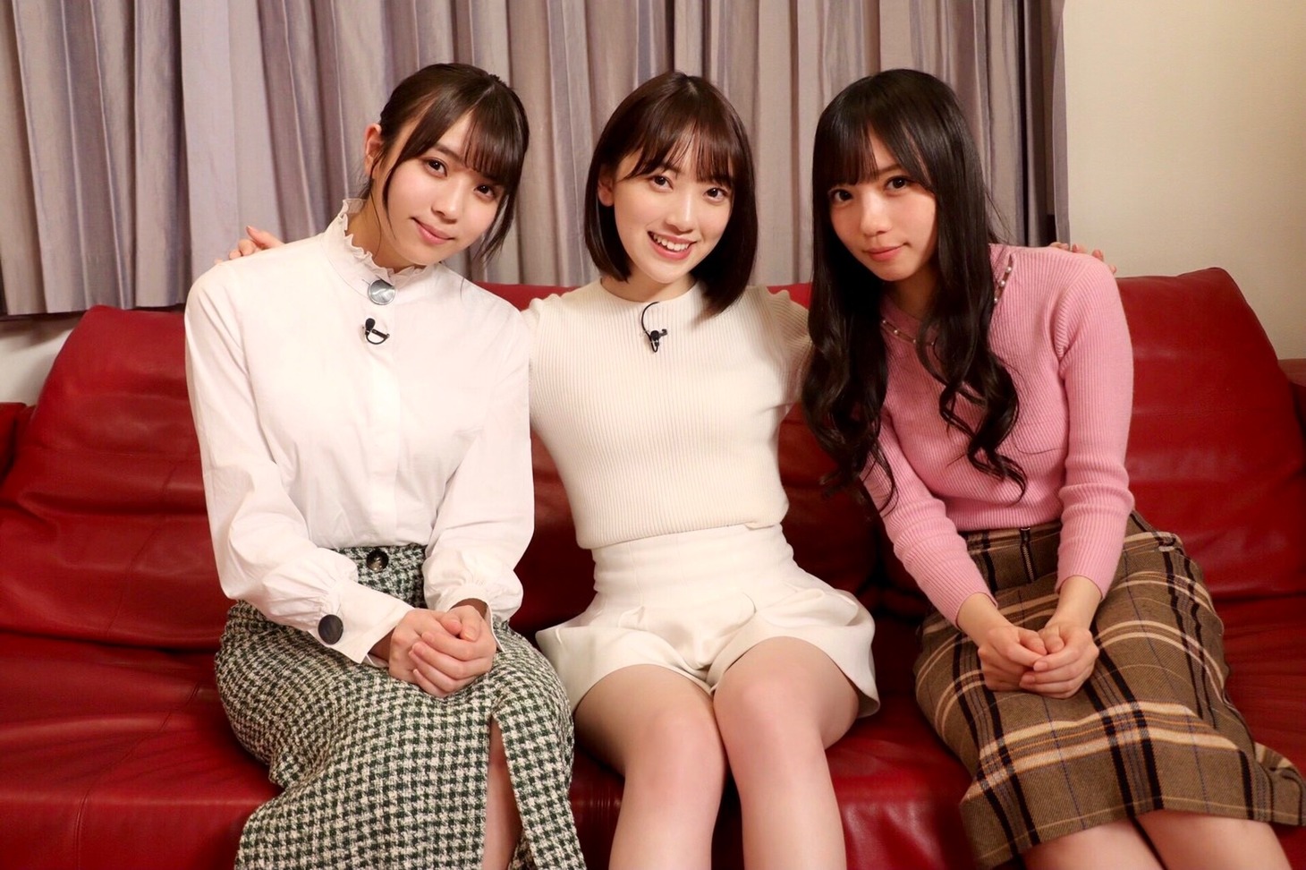人気画像4位は「乃木坂46、欅坂46、日向坂46が垣根を越えて交流する『坂道テレビ』NHKで放送」より、左から小林由依（欅坂46）、堀未央奈（乃木坂46）、齊藤京子（日向坂46）。 (c)NHK