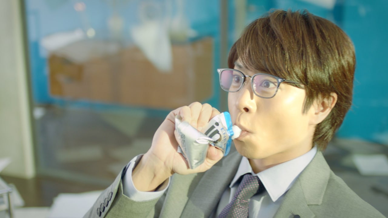 森永製菓「inゼリー」の新テレビCM「inゼリー フレフレ櫻井」編より。