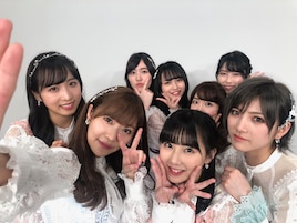 AKB48「バズリズム」で指原莉乃ありがとうエピソード暴露、名曲メドレーも