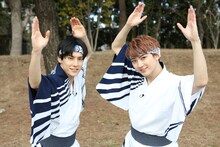 阿波踊りを踊るユースケとユーキ。