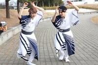 阿波踊りを踊るユースケとユーキ。