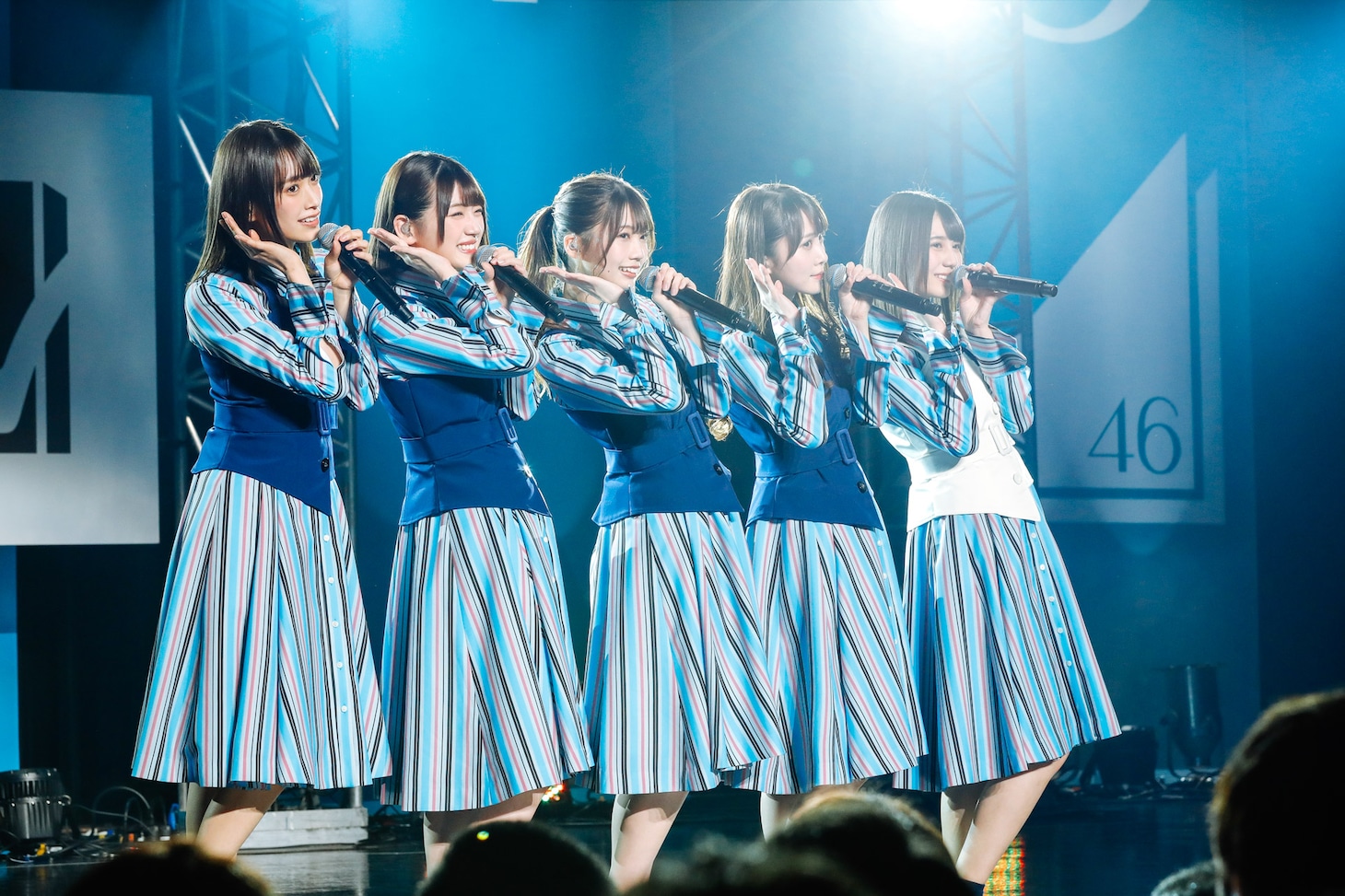 左から佐々木久美、佐々木美玲、高本彩花、加藤史帆、小坂菜緒・。