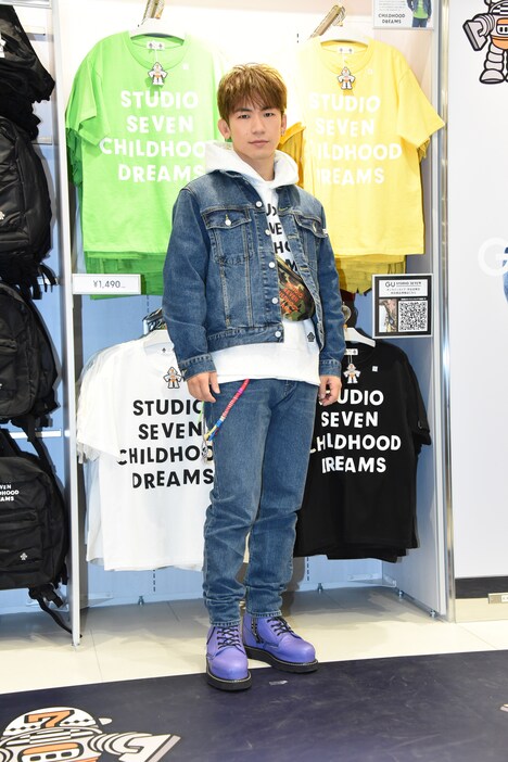GU×STUDIO SEVENのアイテムでコーディネートしたEXILE NAOTO。