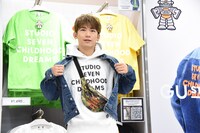 パーカーを見せるEXILE NAOTO。