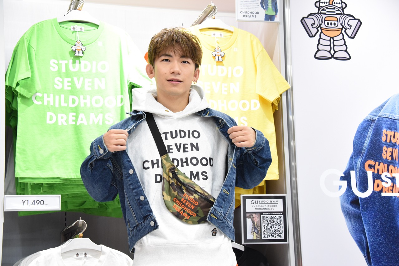 パーカーを見せるEXILE NAOTO。