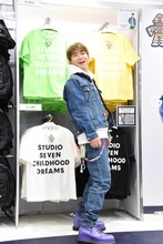 コーディネートを見せるために回転するEXILE NAOTO。