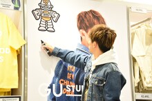 サインを入れる位置を定めるEXILE NAOTO。