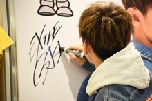 サインを書くEXILE NAOTO。