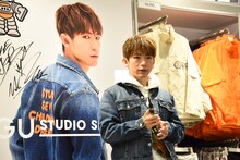 サインを書いたEXILE NAOTO。