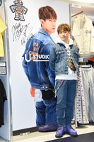 サイン入りパネルと並ぶEXILE NAOTO。