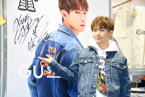 サイン入りパネルと並ぶEXILE NAOTO。