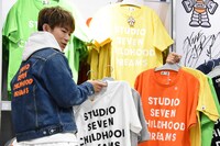 オススメのアイテムを紹介するEXILE NAOTO。