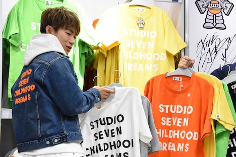 オススメのアイテムを紹介するEXILE NAOTO。