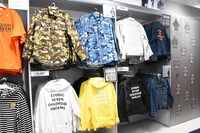 GU渋谷店3F「GU×STUDIO SEVEN」コーナーの様子。