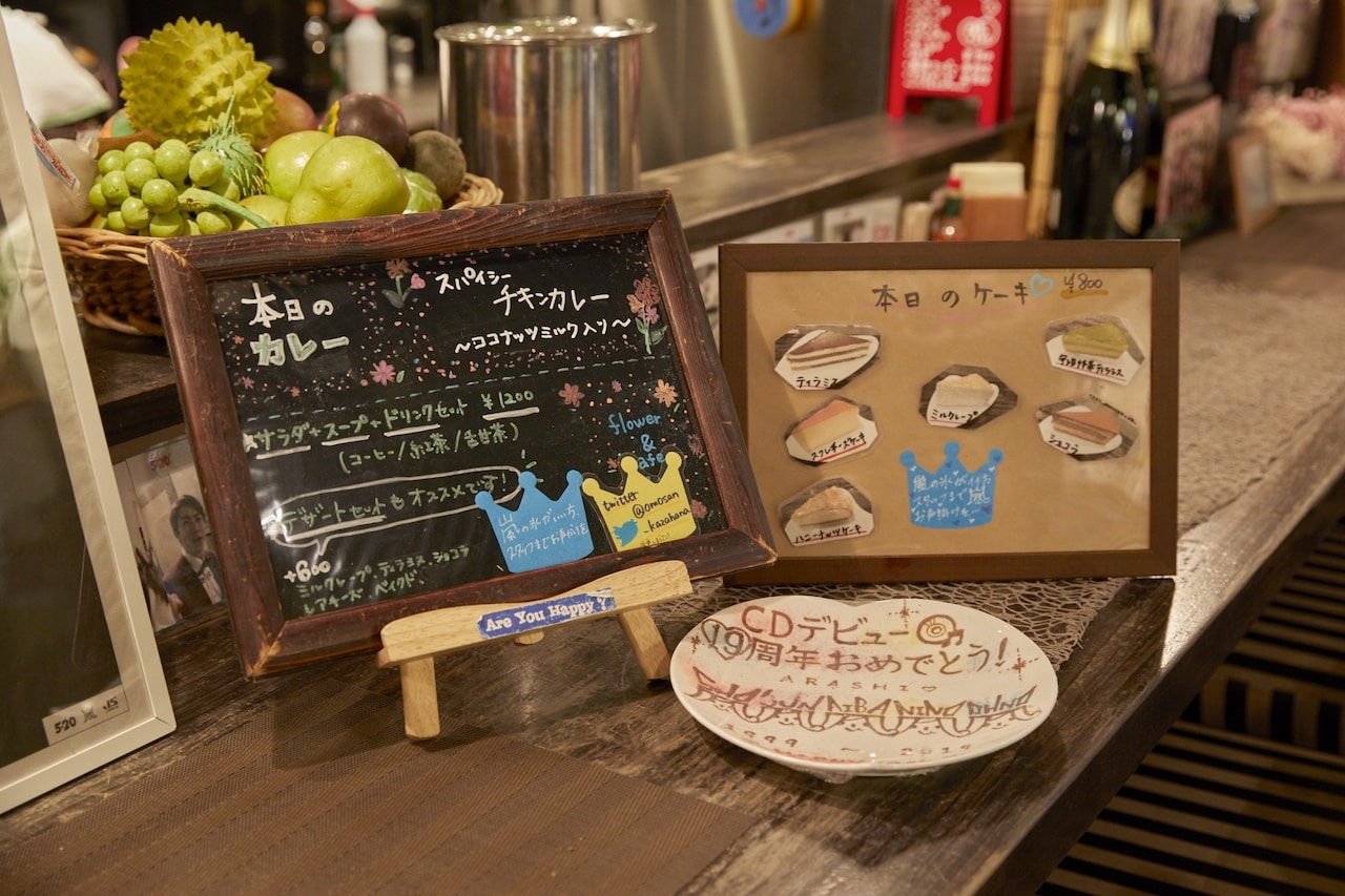 ランチとケーキのメニュー。内容は日替わり。