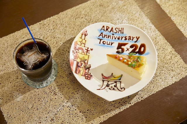 デコレーションが施された本日のケーキプレートと、ロゴマークの氷が入ったアイスコーヒー。