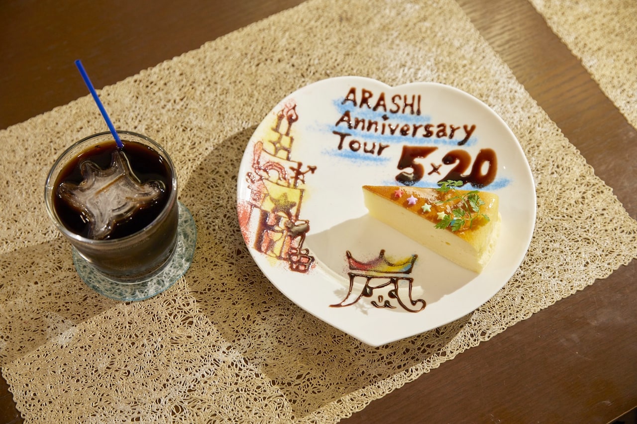 デコレーションが施された本日のケーキプレートと、ロゴマークの氷が入ったアイスコーヒー。