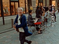 「三菱地所グループ Presents『サニーデー in 丸の内仲通り』 feat. 温水洋一+大橋トリオ」のワンシーン。