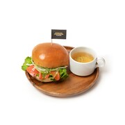 スモークサーモンバーガーじゃけぇ