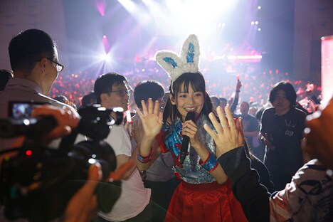 客席通路を駆ける上坂すみれ。