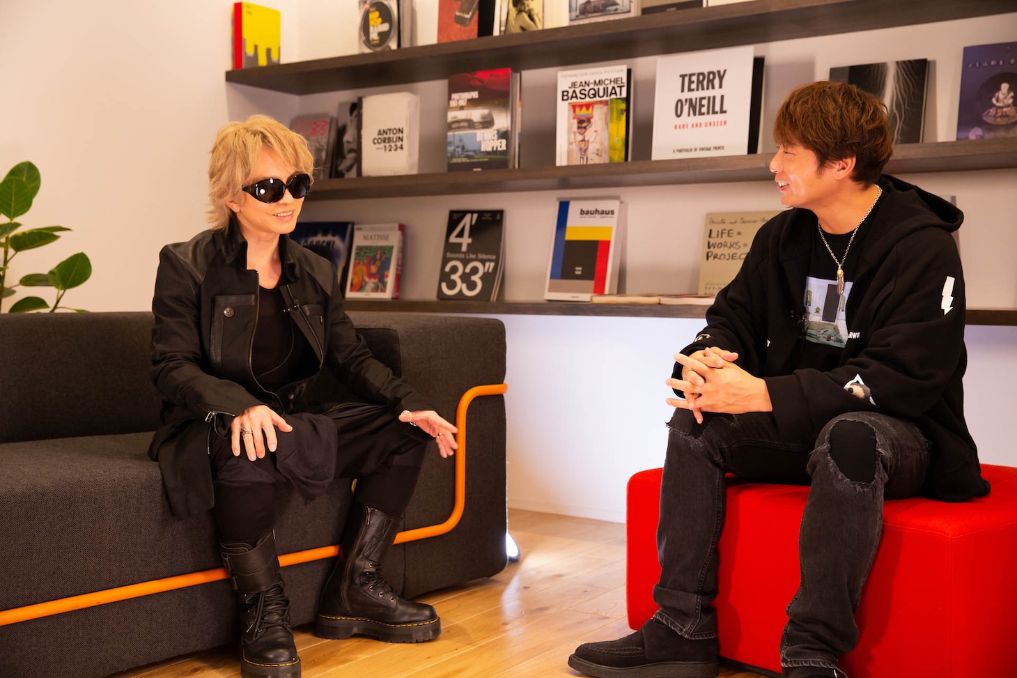 左からHYDE、黒木啓司。