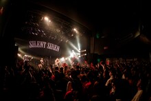 SILENT SIREN「『31313』リリース記念シークレットライブ“無音の警告GIG”」の様子。（撮影：上飯坂一）