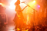 すぅ（Vo, G）（撮影：上飯坂一）