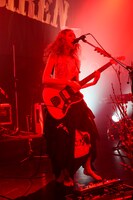 すぅ（Vo, G）（撮影：上飯坂一）