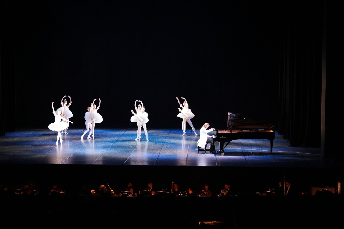 YOSHIKIが出演した際の牧阿佐美バレヱ団「プリンシパル・ガラ2019」の様子。