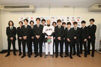 関口メンディー（中央）と応援に集まった「PRINCE OF LEGEND」キャストたち。