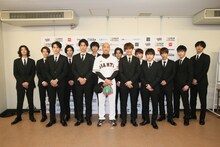 関口メンディー（中央）と応援に集まった「PRINCE OF LEGEND」キャストたち。