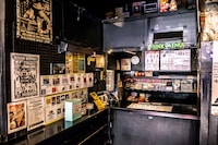 HUCK FINNのドリンクカウンター。