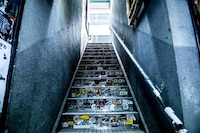 HUCK FINNの受付ブースから地上へと続く階段。